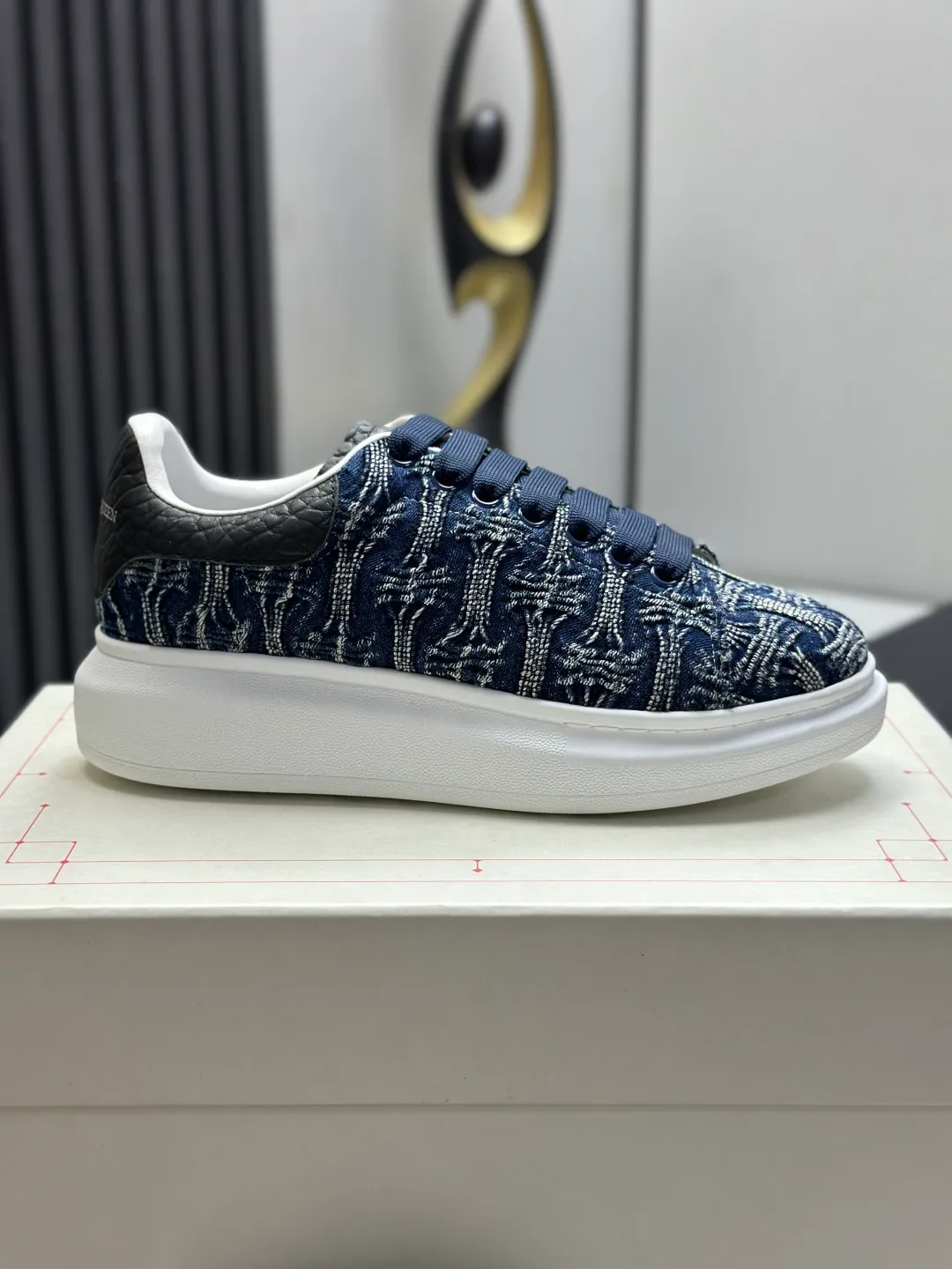 👟👟Ex-factory price 600👟👟 (🥇Top version produced in Dongguan🥇) A new upgrade of the classic McQueen white shoes. This upgrade of McQueen, which has been done for 4 consecutive years, will definitely bring you the most cost-effective ALEXANDER MCQUEEN classic in the market. If you are not confident about the quality of such a classic and world-destroying model, there is really no need to put it on the table🔙.  Purchased original version from HK counter, various demolitions.  All kinds of PKs are welcome💥.  (Anyone who has the original version at the stall is welcome🆚) The thick sole perfectly increases the elongated visual effect. The most perfect proportion of the shoe body is this last shape. The logo font on the rear tail is printed in small fonts. The logo on the foot is made of genuine leather with air-pressed colorless process. We will always update the color with the counter. 🔘Upper: genuine customized environmentally friendly full-grain cowhide 🔘Inner lining: imported mixed sheepskin (the genuine product is also sheepskin, not the cheap cowhide on the market) 🔘Sole: Exclusive molded TPU➕rubber injection molded layered outsole, (purple tail, pink tail, red tail, burgundy tail, rose gold tail sequin series, Velcro men's model needs to be customized, non-returnable) 🔘Code number 34-44 (women's size 34.40 is custom-made).